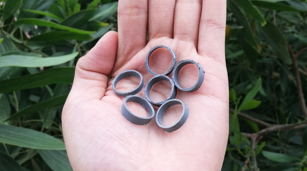 Cắt 6 vòng tròn nhỏ từ ống nhựa