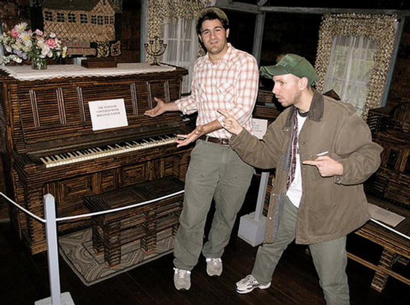 Ngôi nhà thu hút rất nhiều du khách tới thăm quan. 