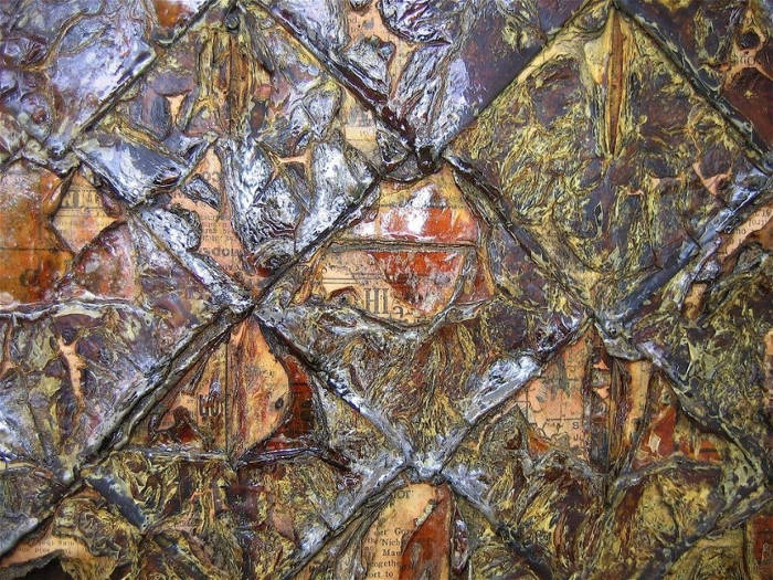 Mặt ngoài của bức tường được phủ một lớp vec -ni