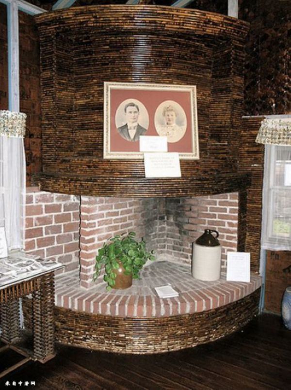 Chiếc lò sưởi cũng được bọc báo xung quanh