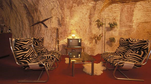 Phòng khách của một ngôi nhà với đầy đủ tiện nghi  Phòng khách của một ngôi nhà với đầy đủ tiện nghi