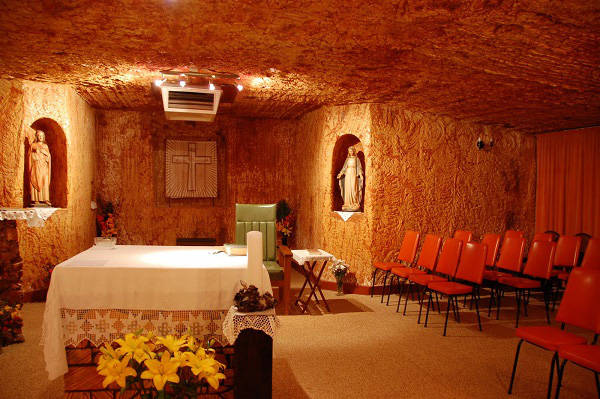 Nhà thờ đáp ứng được nhu cầu tôn giáo của người dân thị trấn  Nhà thờ đáp ứng được nhu cầu tôn giáo của người dân thị trấn