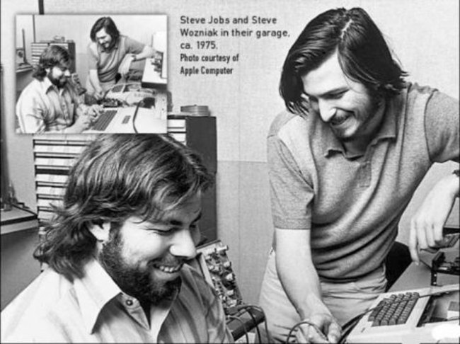 Steve Jobs và Steve Wozniak đang làm việc ở trong hầm để xe.