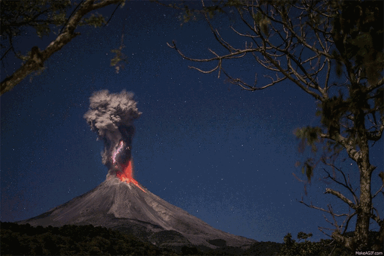 Sét đánh miệng núi lửa: Hãy chiêm ngưỡng hình ảnh đầy ma mị của cơn sét đánh miệng núi lửa. Đây là một hiện tượng kỳ lạ của thiên nhiên mà không phải ai cũng có thể chứng kiến được. Ảnh sẽ khiến bạn cảm thấy như đang đứng giữa những tia sét và lơ lửng trên bầu trời rực rỡ.