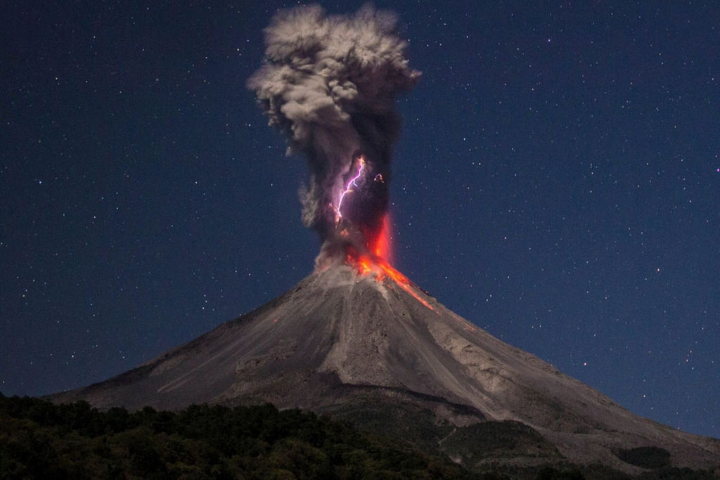 Sét đánh núi lửa: Hình ảnh sét đánh núi lửa có thể tạo cảm giác kỳ quái, đầy ma mị, nhưng cũng rất ấn tượng. Đó là một hình ảnh đẹp trong nhiếp ảnh và từ đó ta có thể cảm nhận được sự hiền hòa và mạnh mẽ của thiên nhiên.