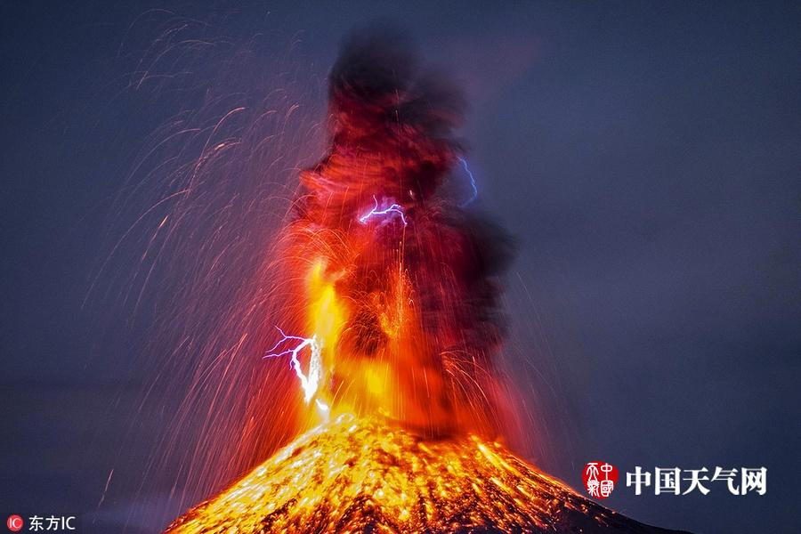 Sét đánh trúng núi lửa tạo nên một vẻ đẹp khó có thể diễn tả bằng lời. Hãy xem hình ảnh để cảm nhận được sự mạnh mẽ và uất nghẹn của hiện tượng này. Bạn sẽ nhận ra rằng sự xảy ra của sét đánh trúng núi lửa là một điều cực kỳ đặc biệt và nên được đón nhận và tôn vinh.