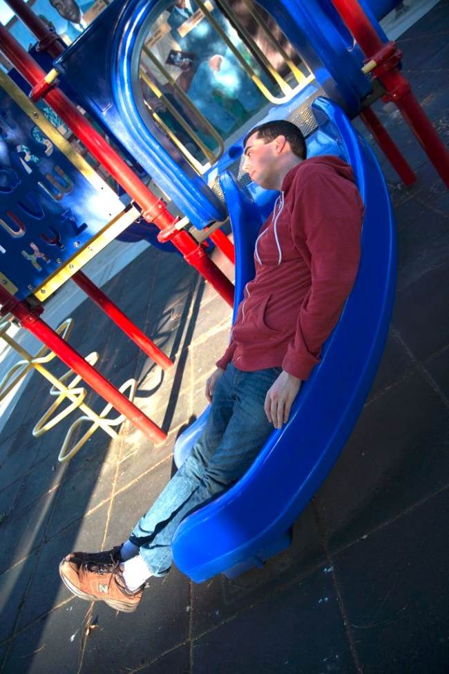 Đến cái cầu trượt cũng không dành cho mình nữa rồi!