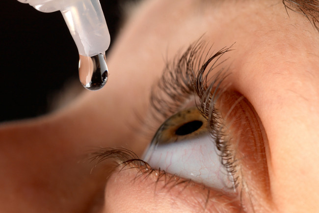 Vệ sinh sạch sẽ trước khi đeo kính Vệ sinh sạch sẽ trước khi đeo kính