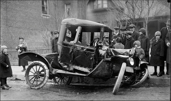 Khi kính chắn gió của xe hơi vẫn được làm bằng kính thông thường