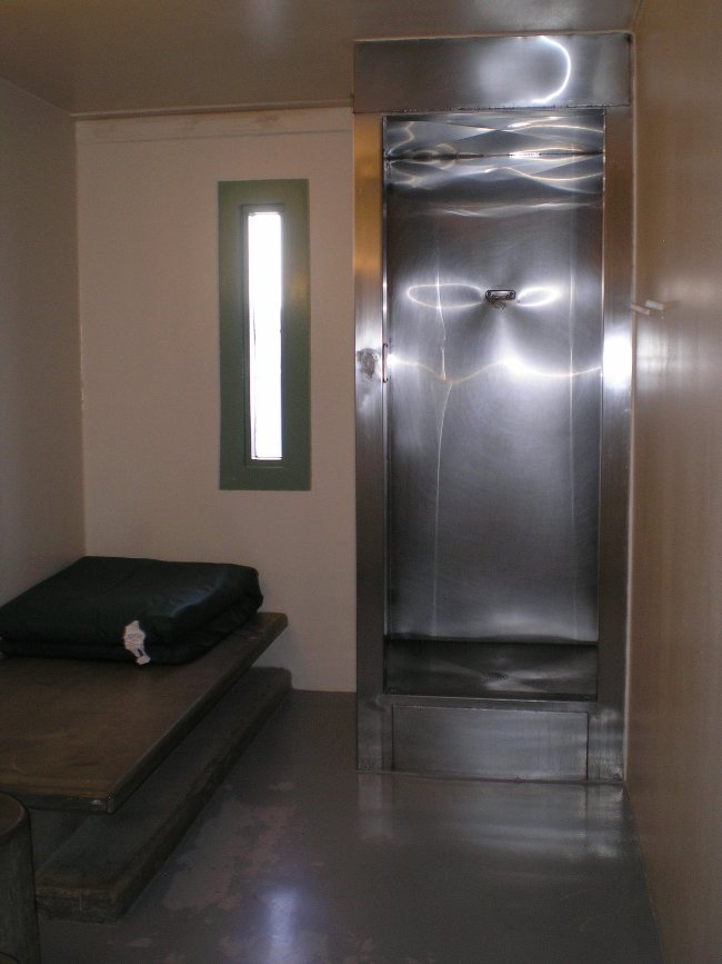 Các phòng giam nằm cách nhau khá xa.