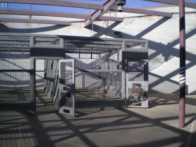 Tập thể dục trong những chiếc lồng sắt