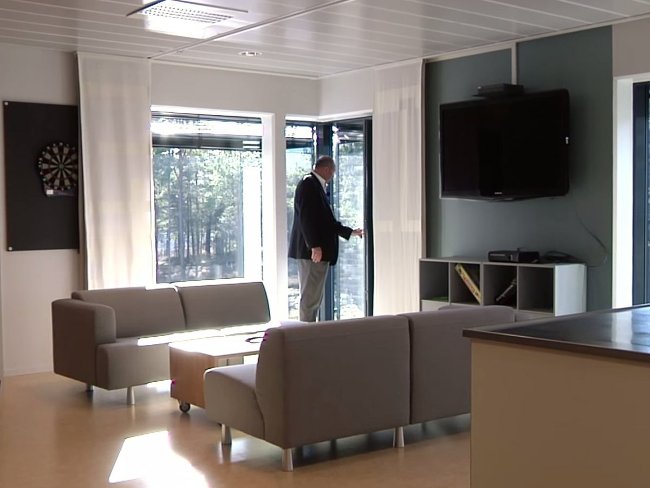 Phòng thu cho phép các tù nhân giao lưu, chơi video games hoặc xem đĩa DVD