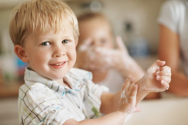 Rửa tay thường xuyên 