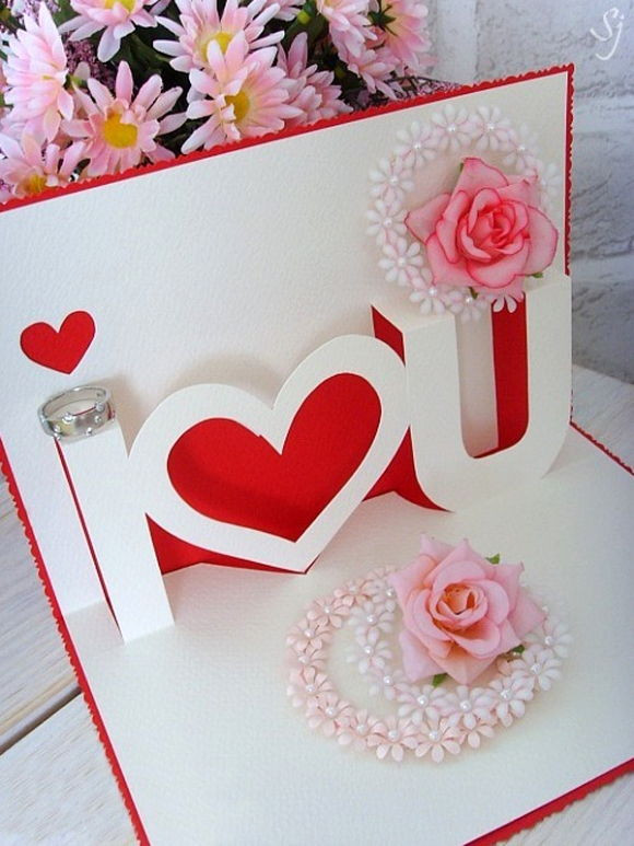 Thêm hoa giả và phụ kiện vào tấm thiệp 