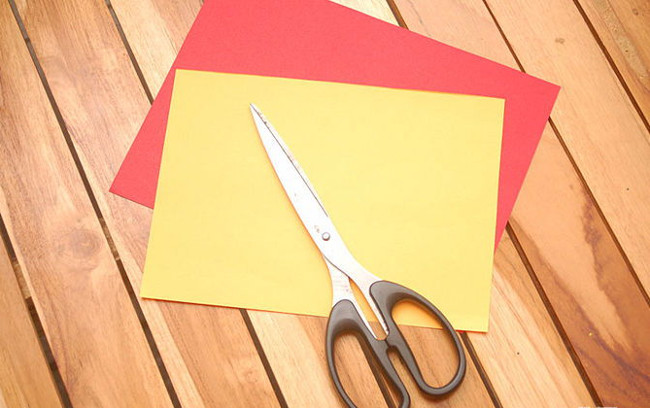 Cắt hai tấm bìa thành những hình chữ nhật Cắt hai tấm bìa thành những hình chữ nhật