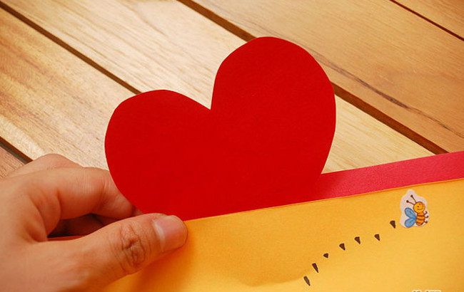 Viết những lời chúc cho vào tấm thiệp  Viết những lời chúc cho vào tấm thiệp