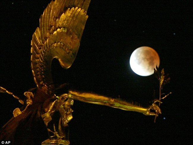 Ảnh chụp nguyệt thực ở Munich, Đức, năm 2003 Ảnh chụp nguyệt thực ở Munich, Đức, năm 2003