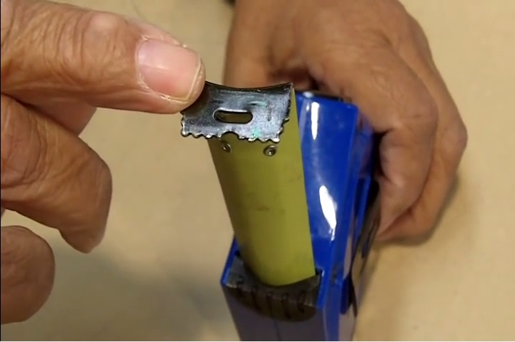 Lỗ nhỏ trên thước dây 