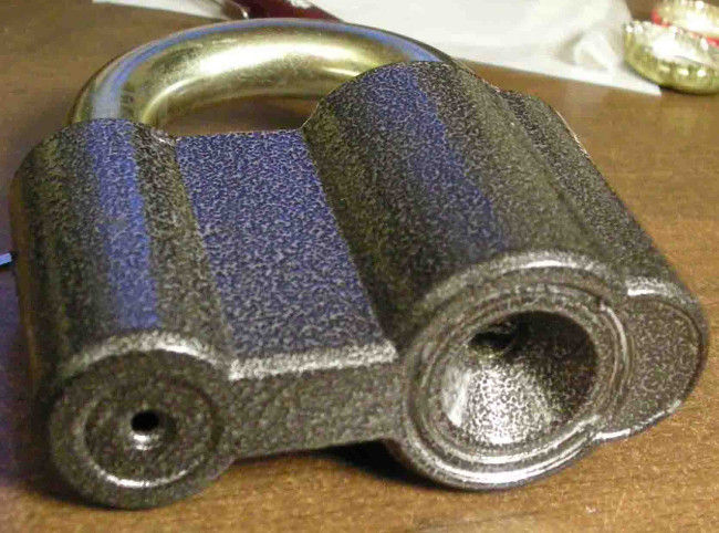 Lỗ nhỏ trên ổ khóa 