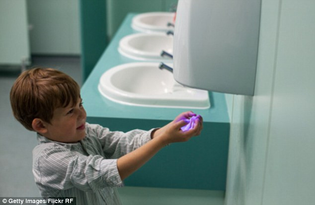 Máy sấy khô tay trong nhà vệ sinh 