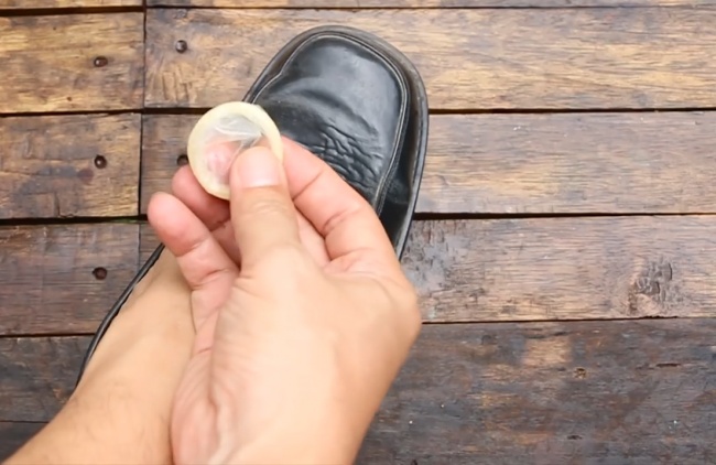 Dùng bao cao su để đánh giày   Dùng bao cao su để đánh giày