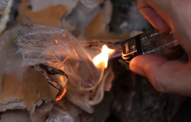 Bao cao su được dùng làm chất dẫn chất lửa khi cần thiết  Bao cao su được dùng làm chất dẫn chất lửa khi cần thiết