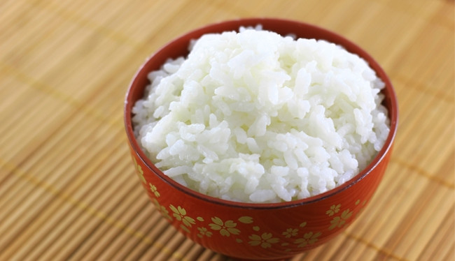 Khi mắc xương cá nhẹ nên nuốt chút cơm nóng