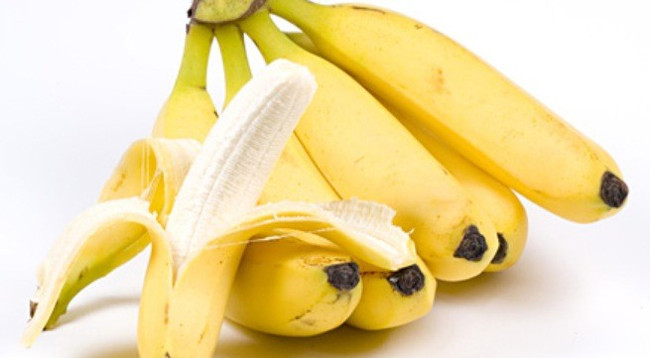 Cắn một miếng chuối và ngậm trong vòng 2 phút