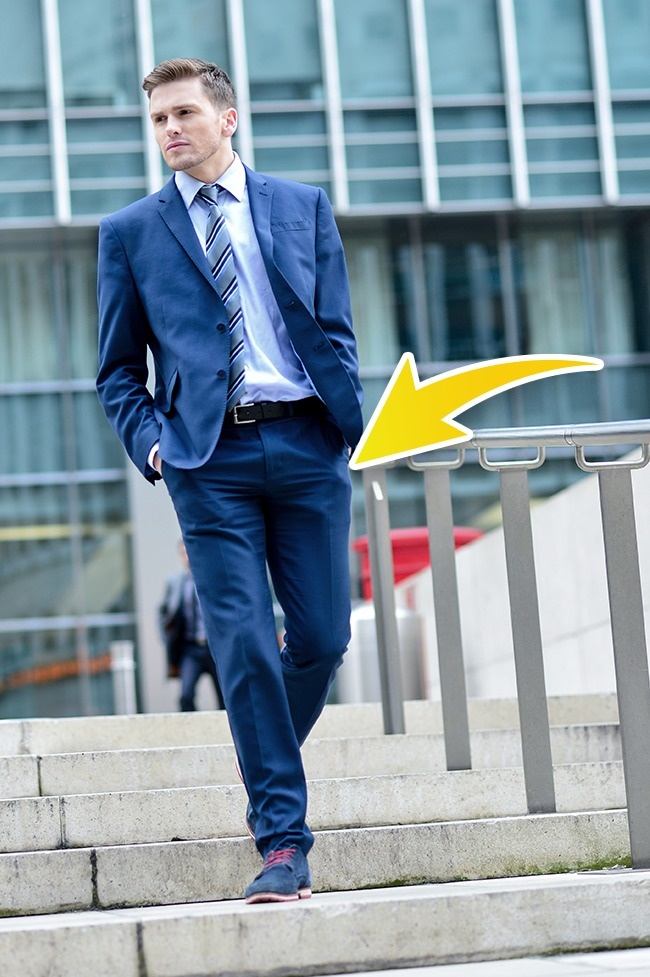 Không bỏ tay vào túi khi lên xuống cầu thang