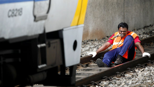 Rathakrishnan Velu kéo đoàn tàu nặng hàng trăm tấn 