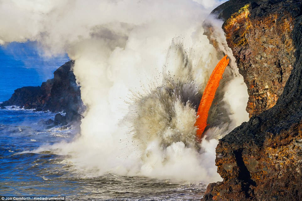 Dung nham, nước nóng, hơi nước sẽ bắn ra mọi hướng có thể gây thương tích lớn