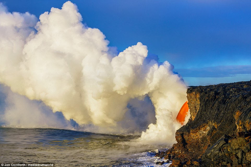 Nhiếp ảnh gia Jon Cornforth chỉ đứng cách vụ va chạm chưa đầy 10m để ghi lại khoảnh khắc này 