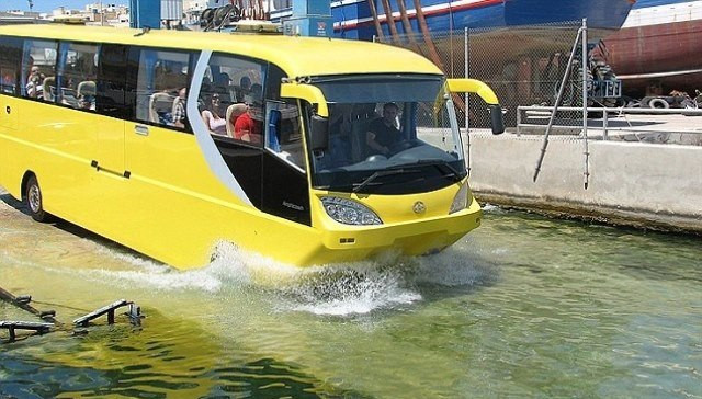 Xe buýt chạy dưới nước được đánh giá là an toàn nhất trên thế giới  Xe buýt chạy dưới nước được đánh giá là an toàn nhất trên thế giới