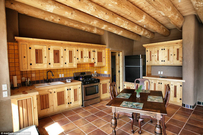 Căn bếp với đầy đủ các đồ dùng hiện đại