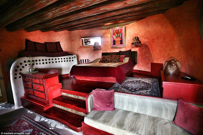 Phòng ngủ trong ngôi nhà được thiết kế gọn và bắt mắt 