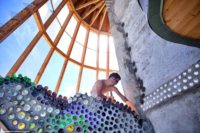 Một ngôi nhà được xây dựng từ những vật liệu tái chế như ống nhựa, lon bia, vỏ chai...