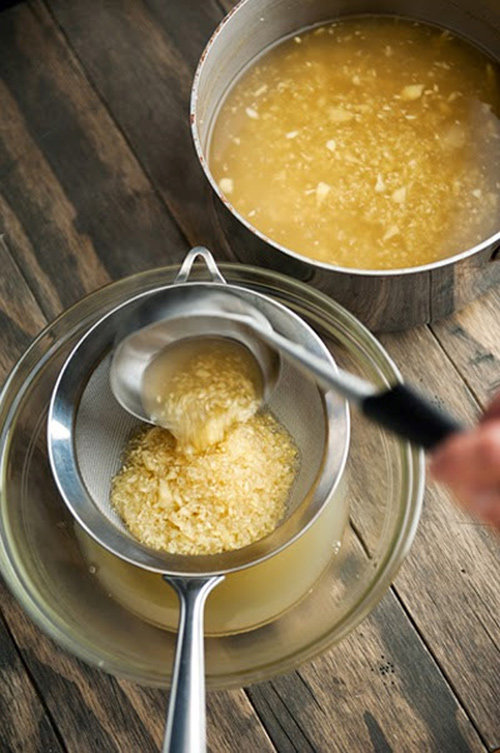 Xay nhuyễn gừng và lọc bã lấy nước Xay nhuyễn gừng và lọc bã lấy nước