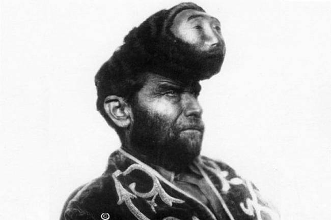 Pasqual Pinon với khuôn mặt thứ hai bằng sáp trên đầu 