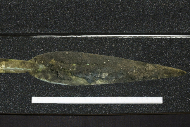 Một mũi tên bằng đồng vàng ước tính đã 3000 năm tuổi  Một mũi tên bằng đồng vàng ước tính đã 3000 năm tuổi