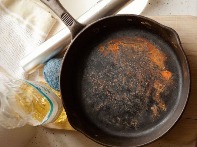 Làm sạch chảo gang