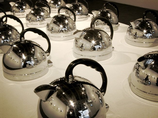 Cách làm đồ dùng nhà bếp bằng kim loại sáng bóng