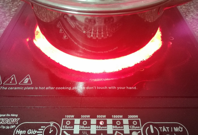 Mặt kính của bếp khi đun nấu có nhiệt độ khá cao Mặt kính của bếp khi đun nấu có nhiệt độ khá cao