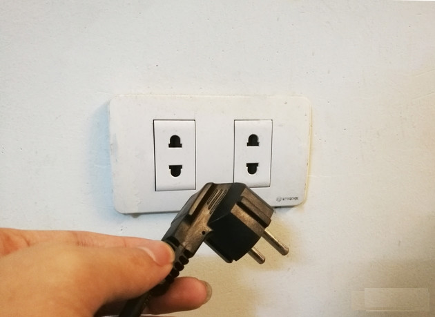 Không nên rút phích cắm ra khỏi ổ điện khi vừa tắt bếp Không nên rút phích cắm ra khỏi ổ điện khi vừa tắt bếp