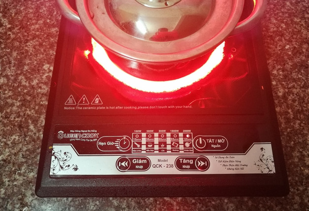 Bếp đang hoạt động ở mức công suất cao nhất 2000W Bếp đang hoạt động ở mức công suất cao nhất 2000W