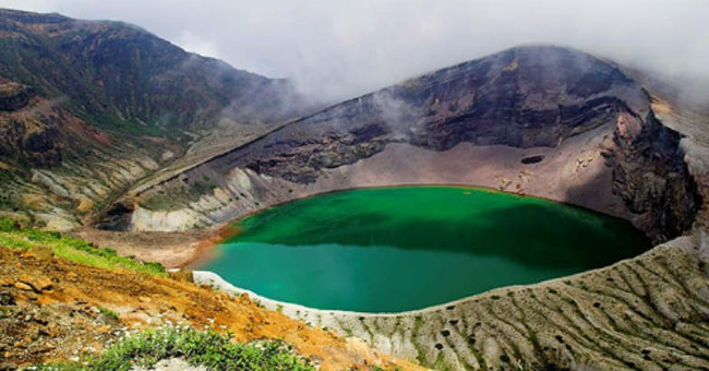 Hồ Lonar với màu xanh đặc trưng 