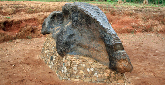 Thiên thạch Mbozi được phát hiện ở Tanzania vào thập niên 1930  Thiên thạch Mbozi được phát hiện ở Tanzania vào thập niên 1930