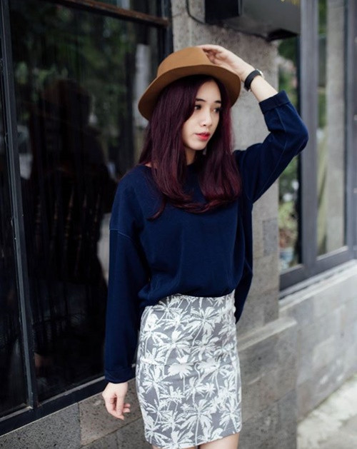 Chân váy xinh họa tiết mix cùng áo thun tối màu mang lại sự trẻ trung cho bạn gái Chân váy xinh họa tiết mix cùng áo thun tối màu mang lại sự trẻ trung cho bạn gái