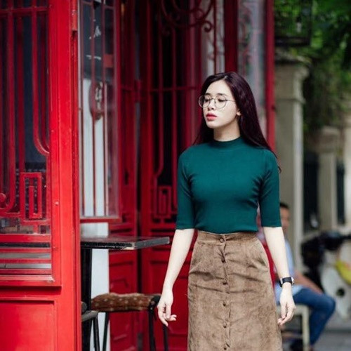 Kiêu hãnh, thanh lịch với áo len mỏng ôm sát và chân váy da lộn Kiêu hãnh, thanh lịch với áo len mỏng ôm sát và chân váy da lộn