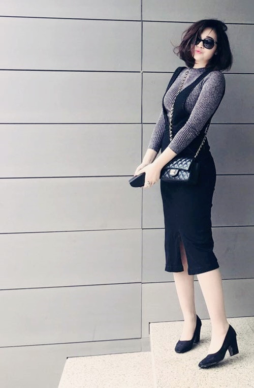 Sành điệu với áo len ôm và váy xinh dáng yếm Sành điệu với áo len ôm và váy xinh dáng yếm