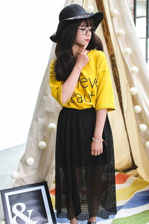 Hay tinh nghịch với việc mix áo phông họa tiết và chân váy xuyên thấu đen Hay tinh nghịch với việc mix áo phông họa tiết và chân váy xuyên thấu đen